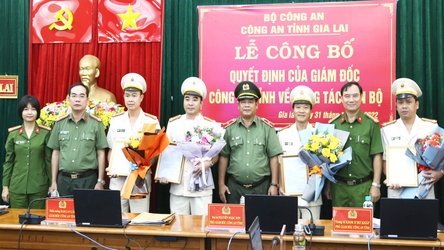 Các đồng chí lãnh đạo Công an tỉnh tặng hoa chúc mừng các đồng chí được điều động, bổ nhiệm. Ảnh: Nguyễn Hữu