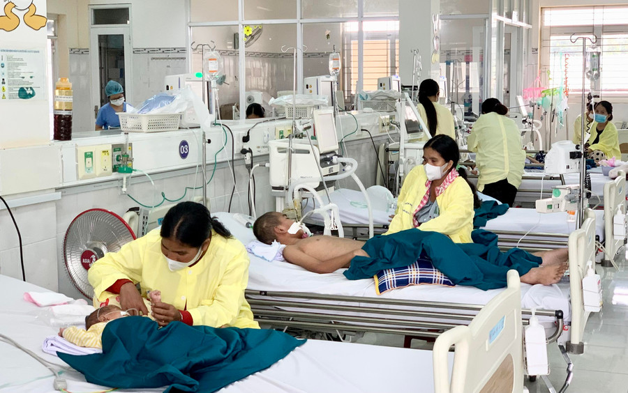 Bệnh nhi điều trị SXH tại Khoa Hồi sức tích cực chống độc (Bệnh viện Nhi tỉnh). Ảnh: Như Ý 
