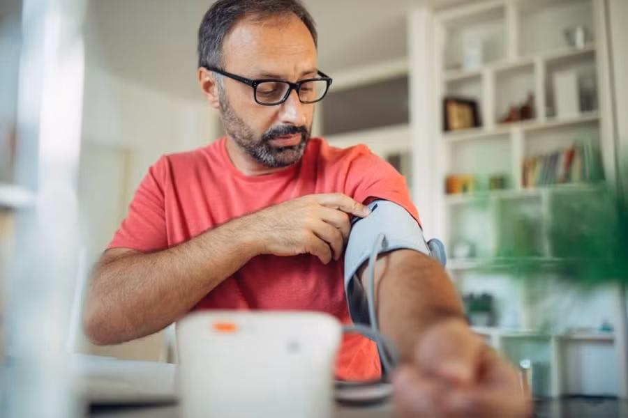 Các chuyên gia khuyên người ở độ tuổi từ 50 trở lên nên kiểm tra HA hằng ngày - ngay cả người không có triệu chứng cao HA. Ảnh: Shutterstock