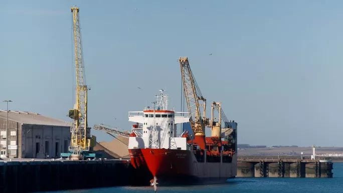 Một tàu hàng treo cờ Nga đậu tại cảng Boulogne-sur-Mer (Pháp) và bị điều tra. Ảnh: iTV