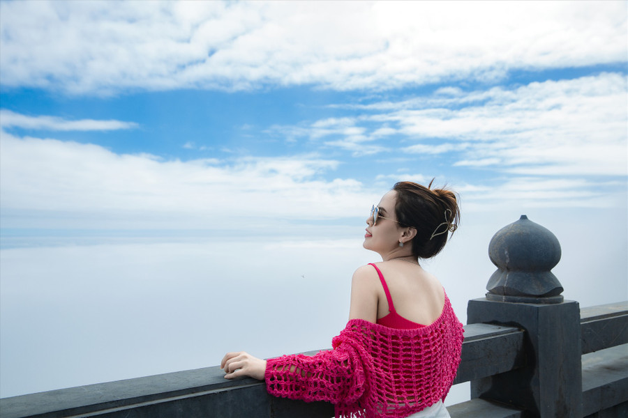 “Đây là lần đầu tiên mình được thấy biển mây ngoạn mục như thế này, cảm giác như ở chốn bồng lai tiên cảnh vậy. Mình đã nghĩ ở Fansipan sẽ rất lạnh nhưng không ngờ trời lại nắng đẹp đến vậy, một cảm giác rất tuyệt vời”, chị Vân nói về thời khắc thấy biển mây. “Đây là lần đầu tiên mình được thấy biển mây ngoạn mục như thế này, cảm giác như ở chốn bồng lai tiên cảnh vậy. Mình đã nghĩ ở Fansipan sẽ rất lạnh nhưng không ngờ trời lại nắng đẹp đến vậy, một cảm giác rất tuyệt vời”, chị Vân nói về thời khắc thấy biển mây.