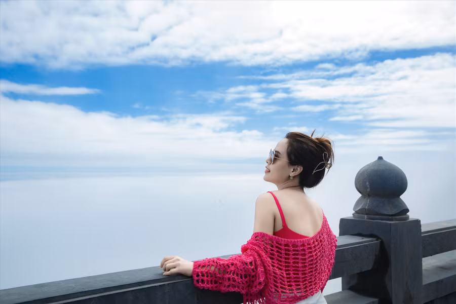 “Đây là lần đầu tiên mình được thấy biển mây ngoạn mục như thế này, cảm giác như ở chốn bồng lai tiên cảnh vậy. Mình đã nghĩ ở Fansipan sẽ rất lạnh nhưng không ngờ trời lại nắng đẹp đến vậy, một cảm giác rất tuyệt vời”, chị Vân nói về thời khắc thấy biển mây.