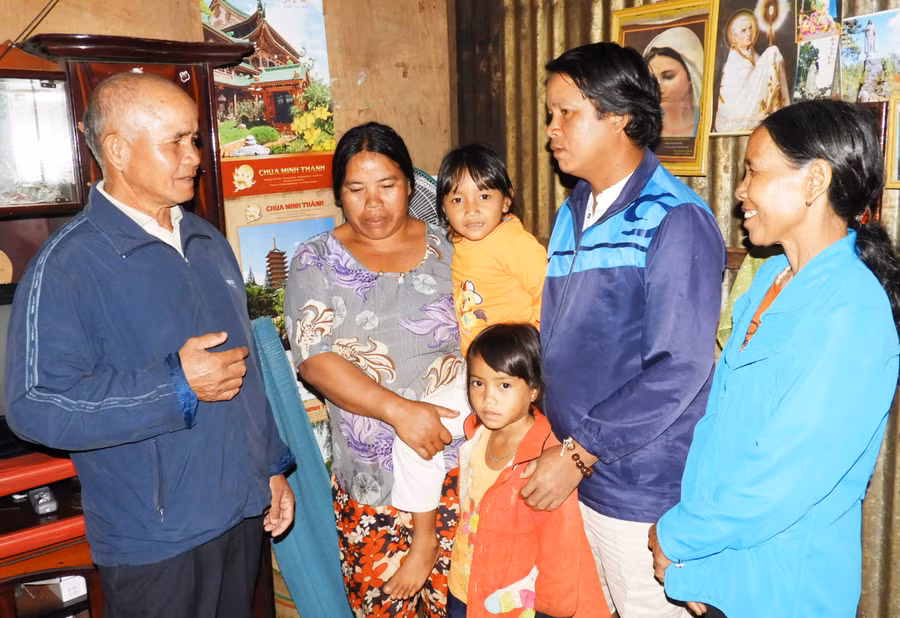 Ban Công tác Mặt trận làng Nhao xã Ia Kênh tuyên truyền động viên bà con theo đạo chấp hành các quy định pháp luật của Nhà nước về tín ngưỡng tôn giáo. Ảnh: Thanh Nhật