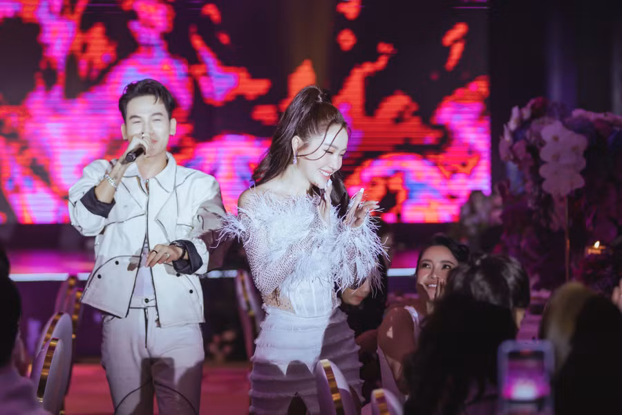 Ali Hoàng Dương máu lửa khi thể hiện loạt ca khúc như Thiêu thân, Tối nay về nhà anh... Anh có màn tương tác nhiệt tình với đàn chị Bảo Thy trên sân khấu. Ảnh: BTC