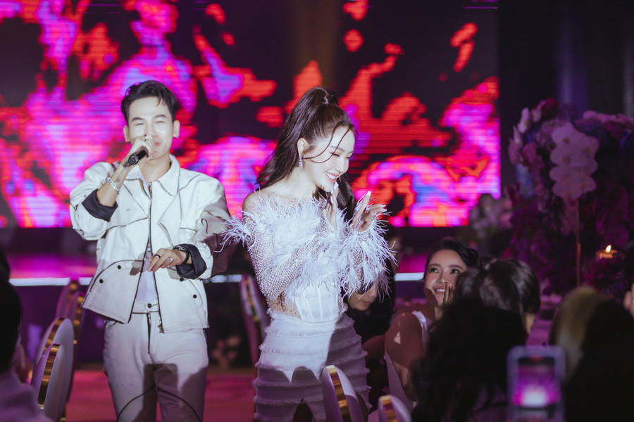 Ali Hoàng Dương máu lửa khi thể hiện loạt ca khúc như Thiêu thân, Tối nay về nhà anh... Anh có màn tương tác nhiệt tình với đàn chị Bảo Thy trên sân khấu. Ảnh: BTC