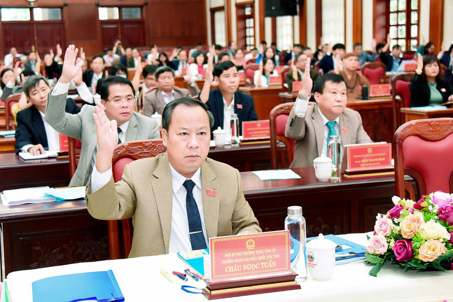 Các đại biểu HĐND tỉnh biểu quyết thông qua 7 nghị quyết quan trọng. Ảnh: Đức Thụy Các đại biểu HĐND tỉnh biểu quyết thông qua 7 nghị quyết quan trọng. Ảnh: Đức Thụy