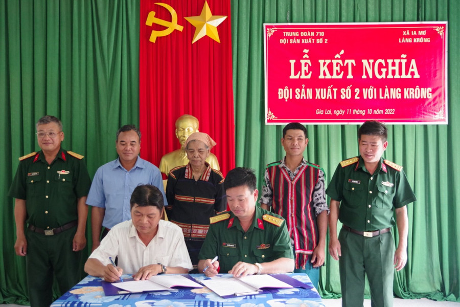 Lãnh đạo Trung đoàn 710 và chính quyền địa phương ký văn bản ghi nhớ việc kết nghĩa. Ảnh: Vĩnh Hoàng Lãnh đạo Trung đoàn 710 và chính quyền địa phương ký văn bản ghi nhớ việc kết nghĩa. Ảnh: VĨNH Hoàng