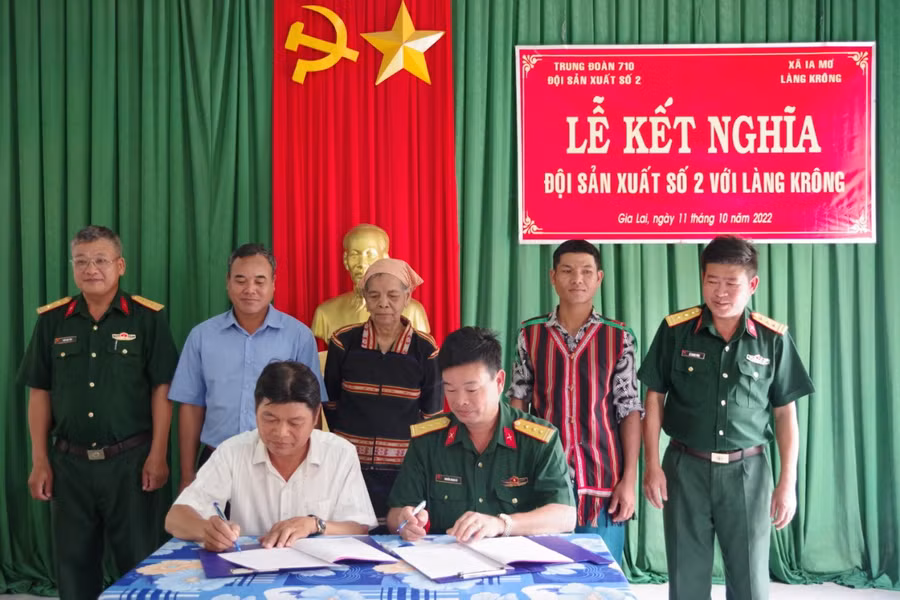 Lãnh đạo Trung đoàn 710 và chính quyền địa phương ký văn bản ghi nhớ việc kết nghĩa. Ảnh: VĨNH Hoàng