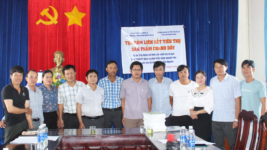 Các đơn vị liên quan, hộ dân và hợp tác xã ký kết hợp đồng tiêu thụ chanh dây VietGAP. Ảnh: Nguyễn Diệp