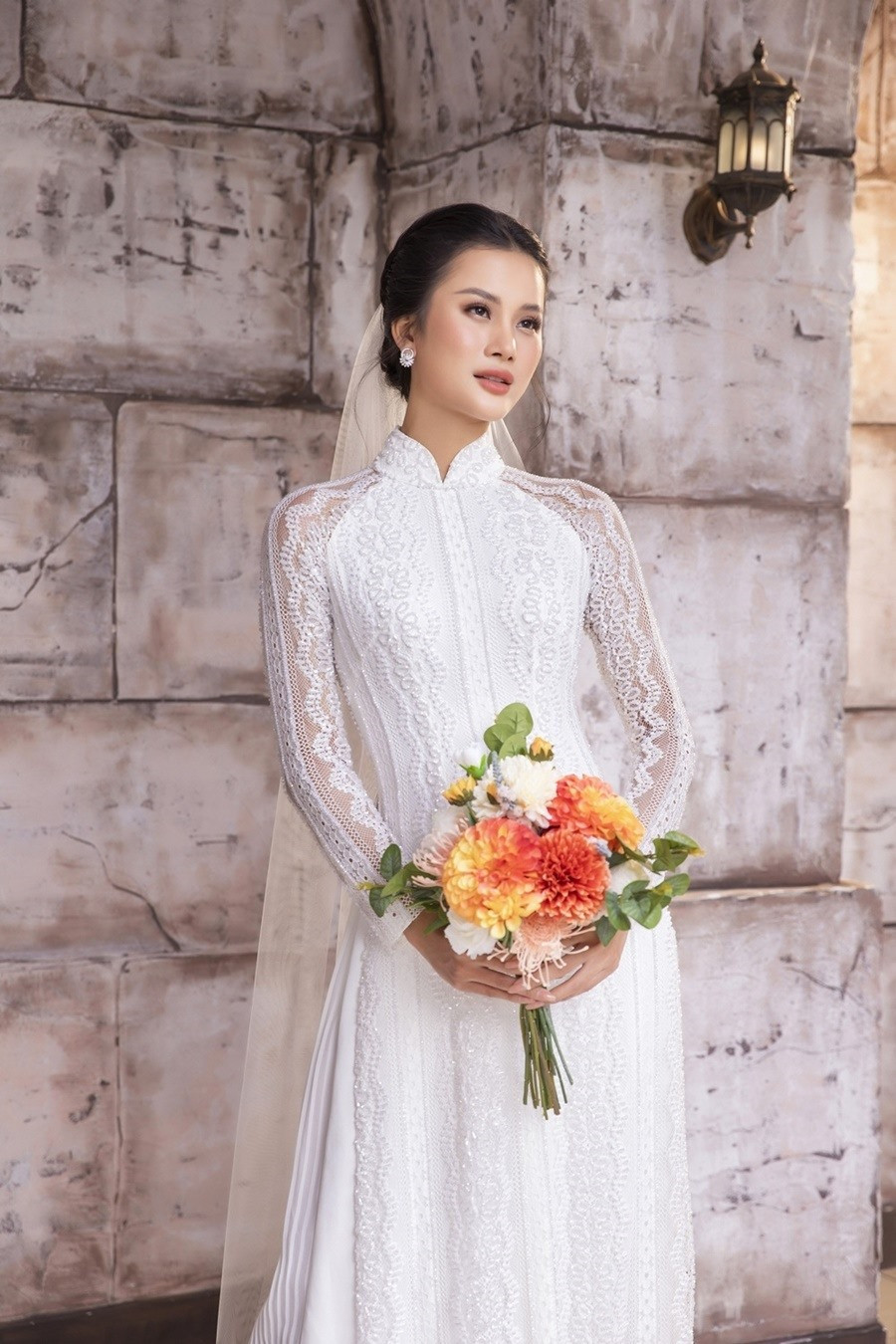 Các thiết kế lần này được Minh Châu thổi làn hơi mới với màu sắc rực rỡ như cam, vàng… giúp người mặc trở nên nổi bật hơn khi xuống phố. Trong khi đó, chiếc áo dài trắng giúp các cô gái đẹp tựa nữ thần, phù hợp với những ngày trọng đại trong đời. Ảnh: NSCC Các thiết kế lần này được Minh Châu thổi làn hơi mới với màu sắc rực rỡ như cam, vàng… giúp người mặc trở nên nổi bật hơn khi xuống phố. Trong khi đó, chiếc áo dài trắng giúp các cô gái đẹp tựa nữ thần, phù hợp với những ngày trọng đại trong đời. Ảnh: NSCC