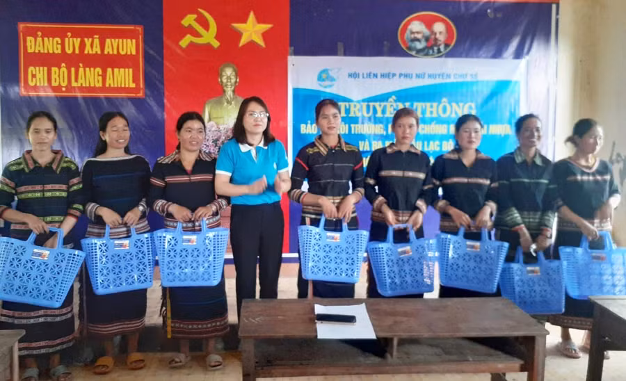 Đại diện Hội LHPN nhựa huyện tặng giỏ nhựa cho các thành viên câu lạc bộ. Ảnh: Hoàng Viên