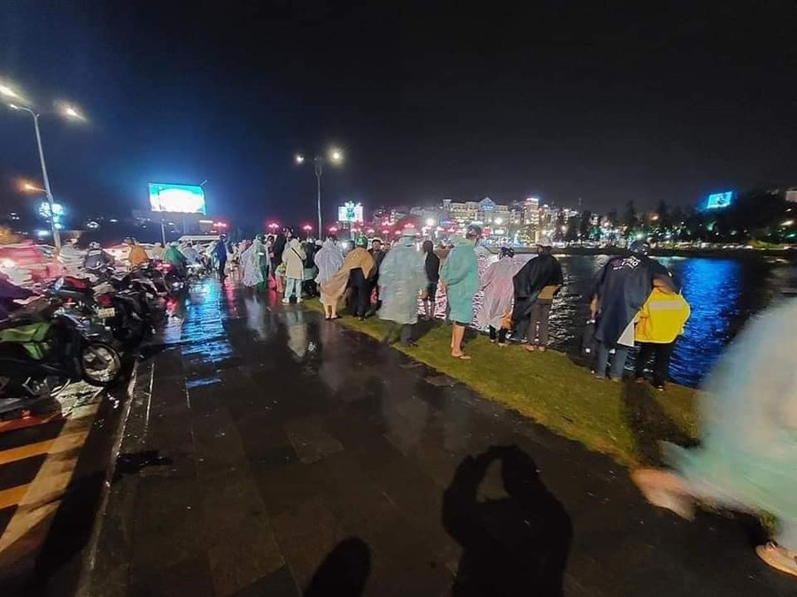 Người dân hiếu kỳ theo dõi việc tìm kiếm người gặp nạn.