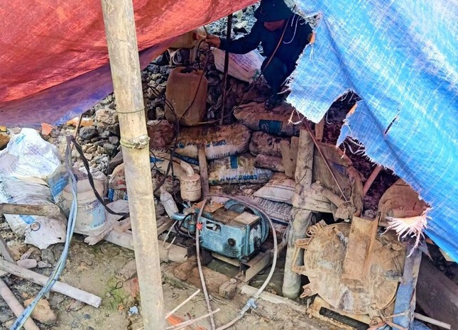 Phương tiện khai thác vàng mà các đối tượng để lại Phương tiện khai thác vàng mà các đối tượng để lại
