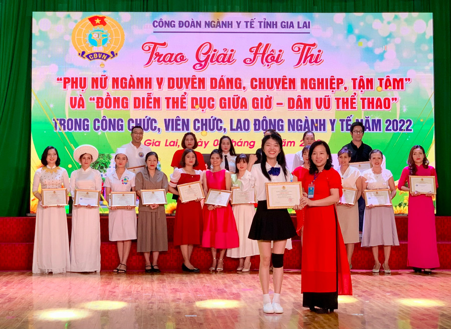 Bà Nguyễn Thị Ánh Xuân-Chủ tịch Công đoàn ngành Y tế Gia Lai trao giải nhất phần thi “Đồng diễn thể dục giữa giờ-Dân vũ thể thao” cho đội thi Bệnh viện Nhi Gia Lai. Ảnh: Như Nguyện Bà Nguyễn Thị Ánh Xuân- Chủ tịch Công đoàn ngành Y tế Gia Lai trao giải nhất phần thi “Đồng diễn thể dục giữa giờ - Dân vũ thể thao” cho đội thi Bệnh viện Nhi Gia Lai. Ảnh: Như Nguyện