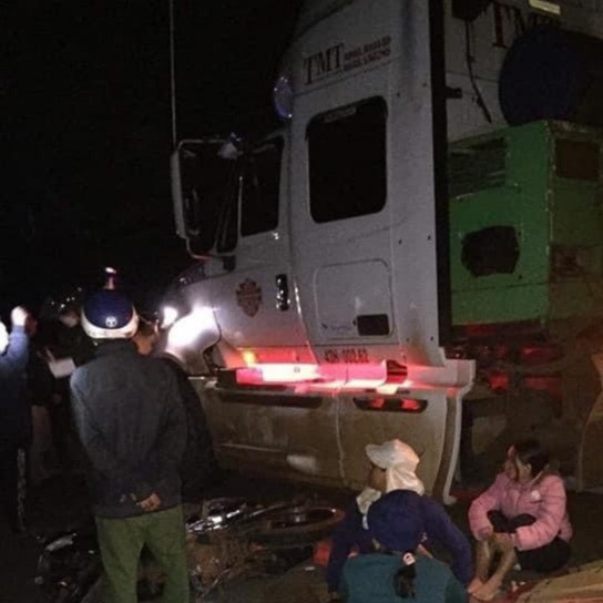 Vụ TNGT giữa xe mô tô và xe đầu kéo tại xã Bình Giáo, huyện Chư Prông. Ảnh: Lê Anh