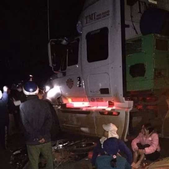 Vụ TNGT giữa xe mô tô và xe đầu kéo tại xã Bình Giáo, huyện Chư Prông. Ảnh: Lê Anh Vụ TNGT giữa xe mô tô và xe đầu kéo tại xã Bình Giáo, huyện Chư Prông. Ảnh: Lê Anh