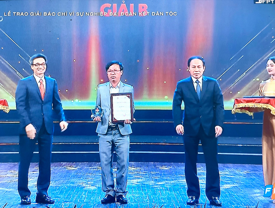 Tác giả Nguyễn Vĩnh Hoàng-Báo Gia Lai với loạt phóng sự 5 kỳ Chung một dòng sông đã vinh dự đạt giải B Giải Báo chí vì sự nghiệp đại đoàn kết dân tộc