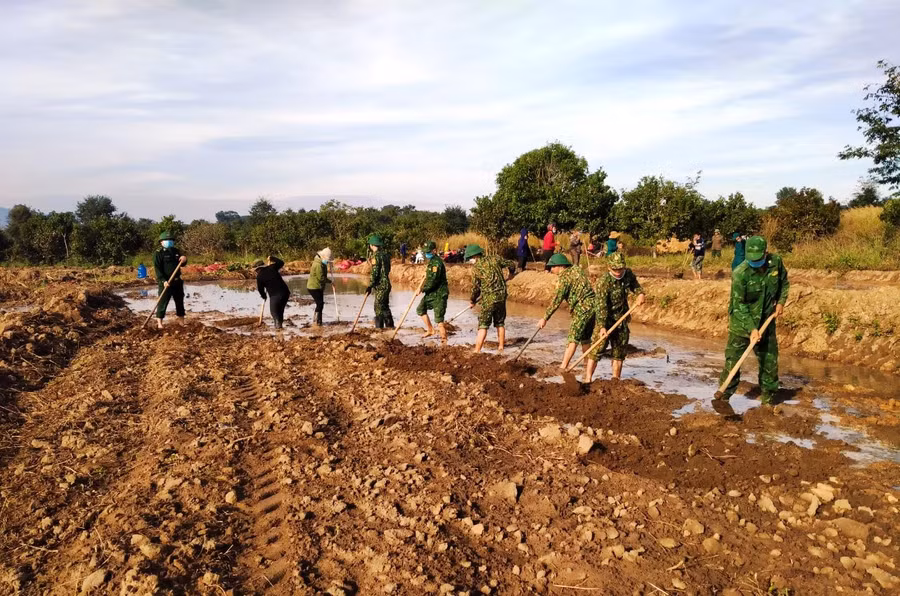 Đồn Biên phòng Ia Púch (huyện Chư Prông) giúp dân cải tạo đồng ruộng. Ảnh: Thiên Thanh