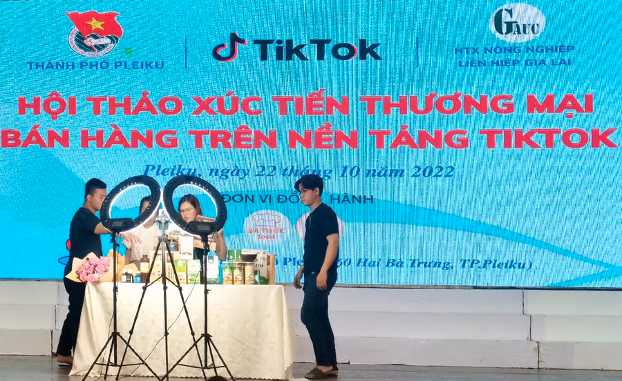  TikTok Việt Nam hướng dẫn người bán livestream thực chiến gắn sản phẩm của các địa phương. Ảnh: Vũ Thảo