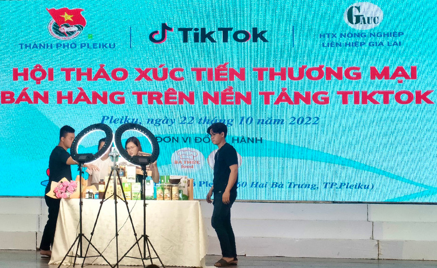 TikTok Việt Nam hướng dẫn người bán livestream thực chiến gắn sản phẩm của các địa phương. Ảnh: Vũ Thảo TikTok Việt Nam hướng dẫn người bán livestream thực chiến gắn sản phẩm của các địa phương. Ảnh: Vũ Thảo