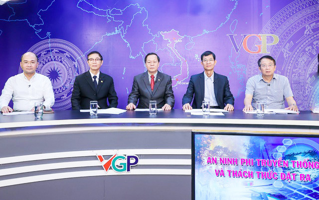 Các vị khách mời tham dự Tọa đàm (từ trái sang): Ông Nguyễn Trọng Nghĩa, Phó TGĐ VNPT Vinaphone; PGS.TS Đỗ Cảnh Thìn, chuyên gia Tội phạm học, Phó Viện trưởng Viện An ninh phi truyền thống, Trường Quản trị và Kinh doanh, Đại học Quốc gia Hà Nội; Trung tướng, GS.TS .Nguyễn Xuân Yêm, Viện trưởng Viện An ninh phi truyền thống, Trường Quản trị và Kinh doanh, Đại học Quốc gia Hà Nội; PGS.TS Hoàng Đình Phi, Hiệu trưởng Trường Quản trị và Kinh doanh, Đại học Quốc gia Hà Nội; Đại tá GS.TS Bùi Minh Thanh, nguyên Trưởng phòng, Cục Cảnh sát kinh tế, Bộ Công an - Ảnh: VGP/Nhật Bắc
