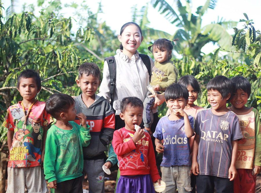  Em Lê Ánh Thùy Trang (hàng sau, thứ 3 từ trái qua) được Ban Chấp hành Tỉnh Đoàn tuyên dương vì có nhiều hoạt động thiện nguyện ý nghĩa.Ảnh: Thủy Bình