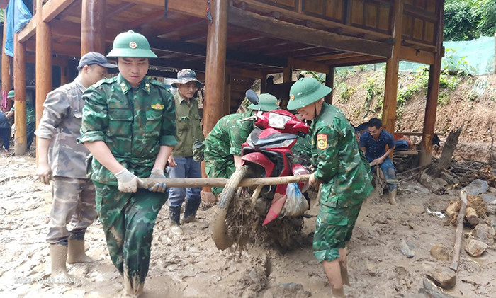Cán bộ, chiến sĩ Đồn Biên phòng Nậm Cắn, Na Ngoi, Keng Đu, Mỹ Lý… hỗ trợ người dân sau lũ quét.