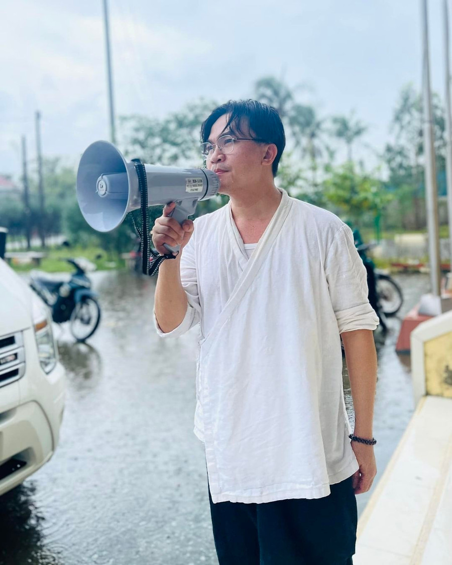 Trước khi xuất gia gieo duyên, Đại Nghĩa đã có chuyến từ thiện tại phường Hương Hồ, TP.Huế. Ảnh: FBNV