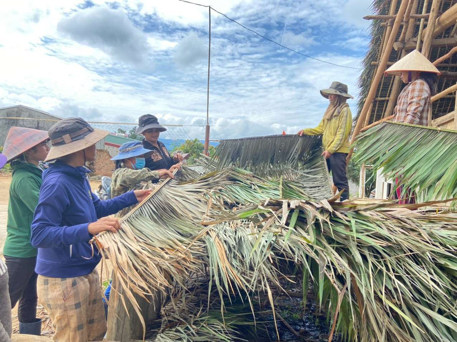 Chị em phụ nữ tất bật chuẩn bị mây. Ảnh: H.T