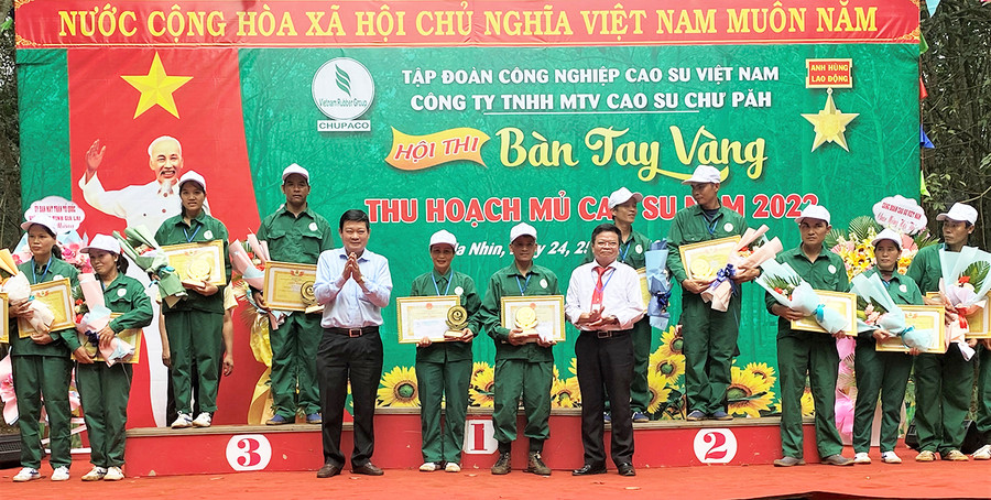  Lãnh đạp Tập đoàn Cao su trao giải nhất cho 2 thí sinh xuất sắc nhất. Ảnh: Hà Đức Thành
