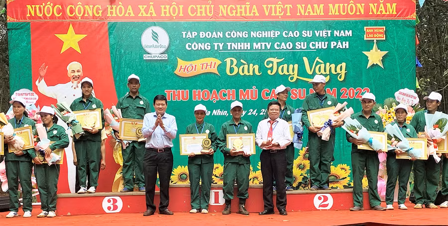  Lãnh đạp Tập đoàn Cao su trao giải nhất cho 2 thí sinh xuất sắc nhất. Ảnh: Hà Đức Thành