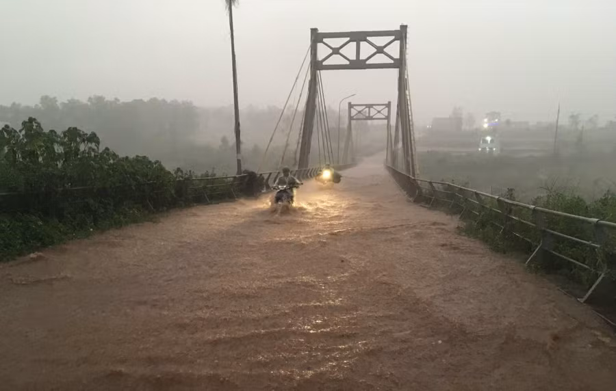 Nước ngập mặt cầu Phan Đình Phùng (TP. Pleiku) khiến việc đi lại của người dân gặp khó khăn. Ảnh: Nguyễn Diệp