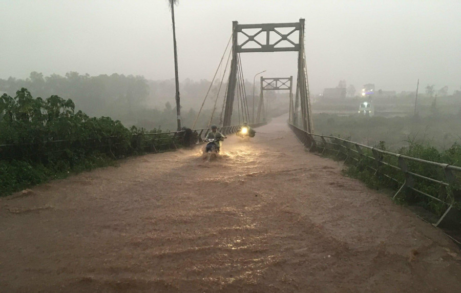 Nước ngập mặt cầu Phan Đình Phùng (TP. Pleiku) khiến việc đi lại của người dân gặp khó khăn. Ảnh: Nguyễn Diệp