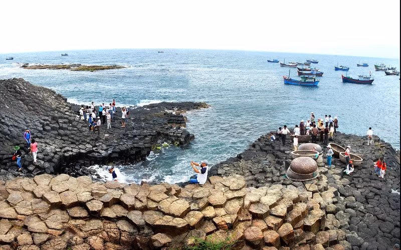 Danh thắng gành Đá Đĩa, tỉnh Phú Yên.