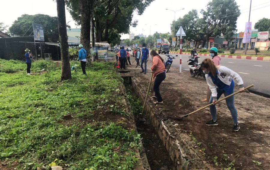 Đoàn viên, thanh niên phường Thắng Lợi ra quân dọn vệ sinh môi trường để phòng ngừa SXH. Ảnh: Thiên Di Đoàn viên, thanh niên phường Thắng Lợi ra quân dọn vệ sinh môi trường để phòng ngừa SXH. Ảnh: Thiên Di