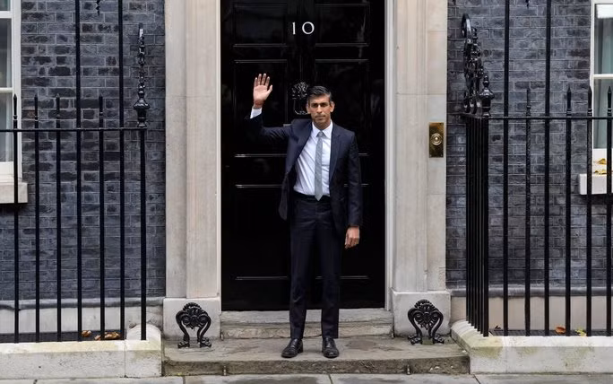 Tân Thủ tướng Anh Rishi Sunak tại số 10 Phố Downing. Ảnh: AP