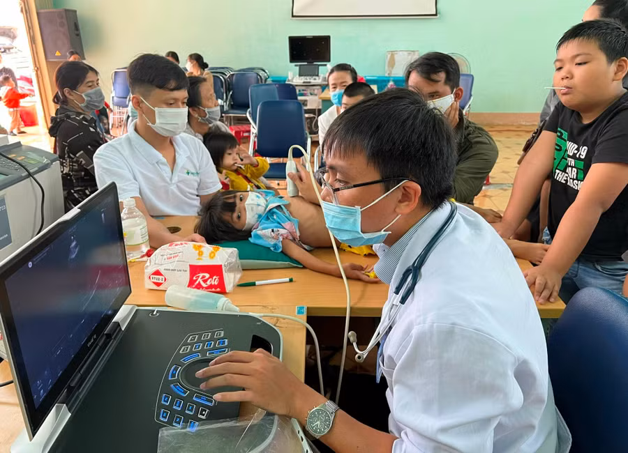 Trẻ em được khám sàng lọc tim bẩm sinh do Bệnh viện Hoàn Mỹ Đà Nẵng thực hiện. Ảnh. Đinh Yến