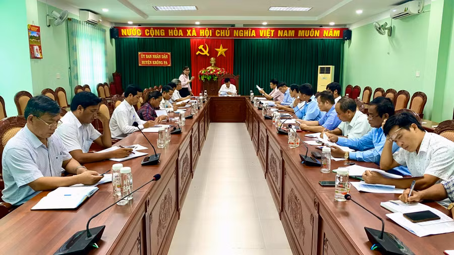 UBND huyện Krông Pa họp triển khai Nghị định của Chính phủ về chính sách tín dụng vùng ĐBDT thiểu số và miền núi. Ảnh: Lê Nam