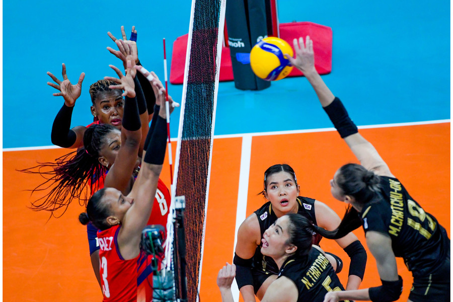 Các tay đập Thái Lan (phải) đánh xuyên hàng chắn có thể hình tốt của CH Dominica. Ảnh: VOLLEYBALL WORLD Các tay đập Thái Lan (phải) đánh xuyên hàng chắn có thể hình tốt của CH Dominica. Ảnh: VOLLEYBALL WORLD