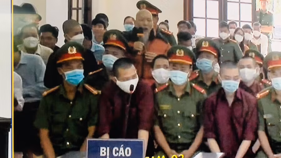 Các bị cáo trong phiên xét xử vụ án Tịnh thất Bồng Lai. Ảnh: Bắc Bình