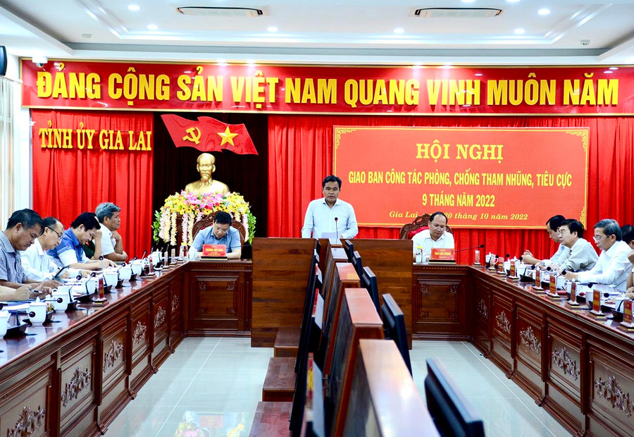 Đồng chí Hồ Văn Niên-Ủy viên Ban Chấp hành Trung ương Đảng, Bí thư Tỉnh ủy, Chủ tịch HĐND tỉnh phát biểu chỉ đạo tại hội nghị giao ban công tác phòng-chống tham nhũng, tiêu cực 9 tháng năm 2022. Ảnh: Minh Nguyễn Đồng chí Hồ Văn Niên-Ủy viên Ban Chấp hành Trung ương Đảng, Bí thư Tỉnh ủy, Chủ tịch HĐND tỉnh phát biểu chỉ đạo tại hội nghị giao ban công tác phòng-chống tham nhũng, tiêu cực 9 tháng năm 2022. Ảnh: Minh Nguyễn