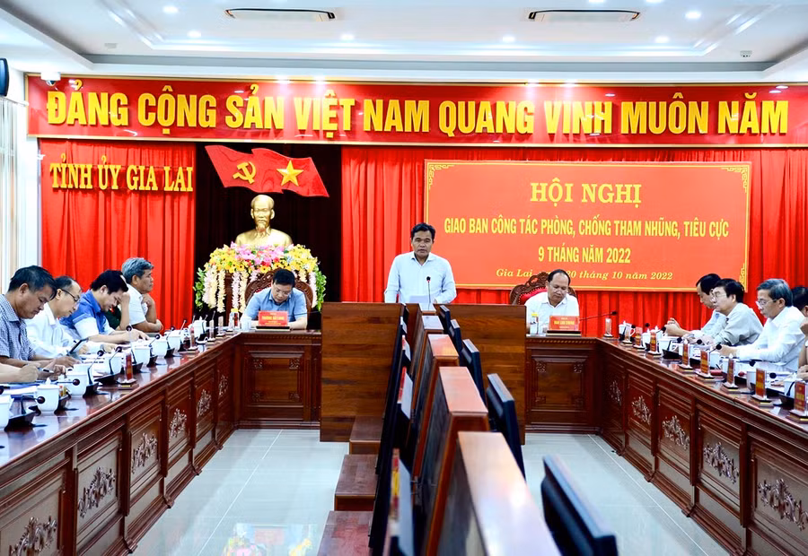  Đồng chí Hồ Văn Niên-Ủy viên Ban Chấp hành Trung ương Đảng, Bí thư Tỉnh ủy, Chủ tịch HĐND tỉnh phát biểu chỉ đạo tại hội nghị giao ban công tác phòng-chống tham nhũng, tiêu cực 9 tháng năm 2022. Ảnh: Minh Nguyễn