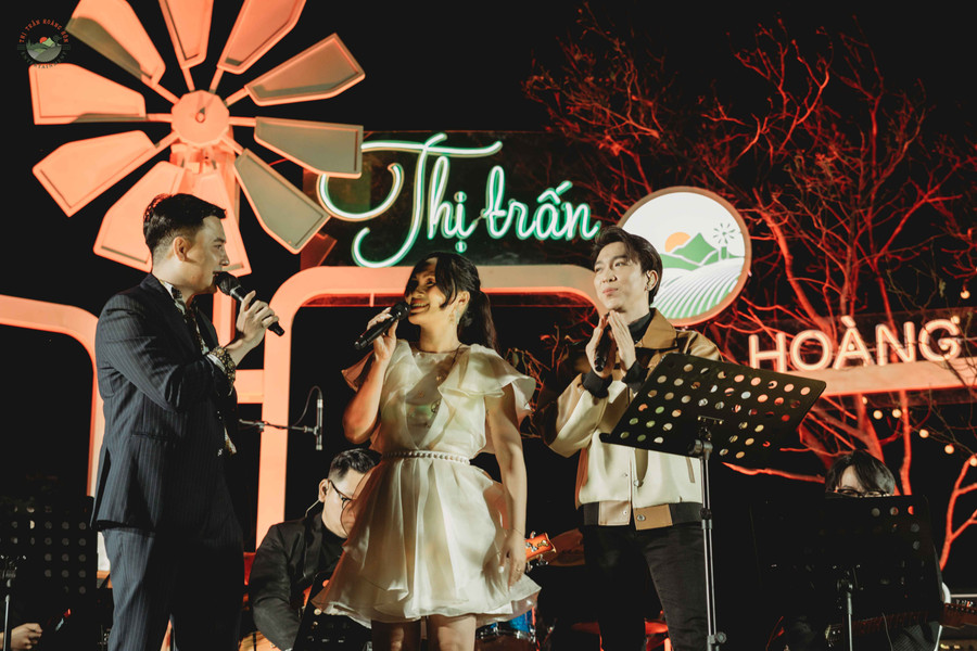 Giao lưu cùng khán giả Phố núi. Ảnh/ ĐVCC