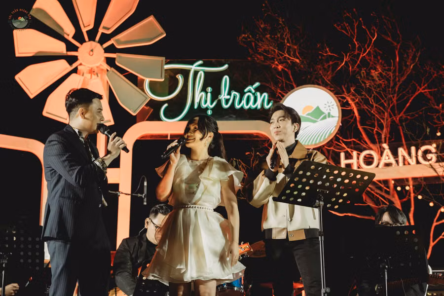 Hai ca sĩ giao lưu cùng khán giả. Ản: ĐVCC Giao lưu cùng khán giả Phố núi. Ảnh/ ĐVCC