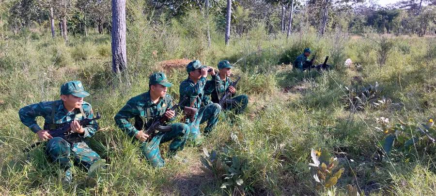  Cán bộ, chiến sĩ Đồn Biên phòng Ia Lốp tuần tra bảo vệ biên giới. Ảnh: Vĩnh Hoàng