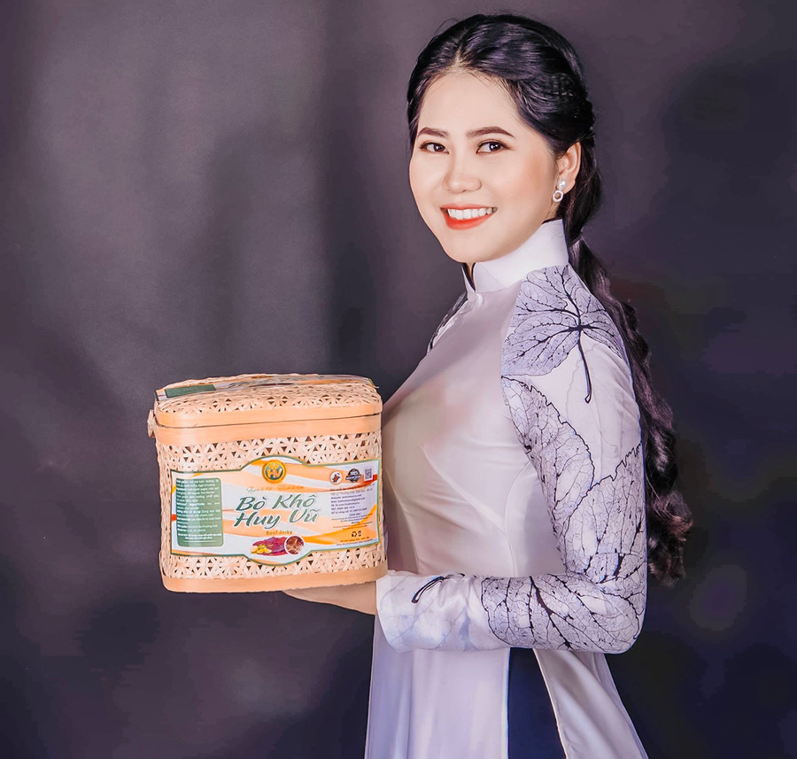 Chị Trần Thị Diễm Kiều-Phó Giám đốc Công ty TNHH một thành viên bò khô Huy Vũ (huyện Đak Đoa) đã chọn giải pháp tiêu thụ qua kênh online. Ảnh: Mai Ka Chị Trần Thị Diễm Kiều-Phó Giám đốc Công ty TNHH một thành viên bò khô Huy Vũ (huyện Đak Đoa) đã chọn giải pháp tiêu thụ qua kênh online. Ảnh: Mai Ka