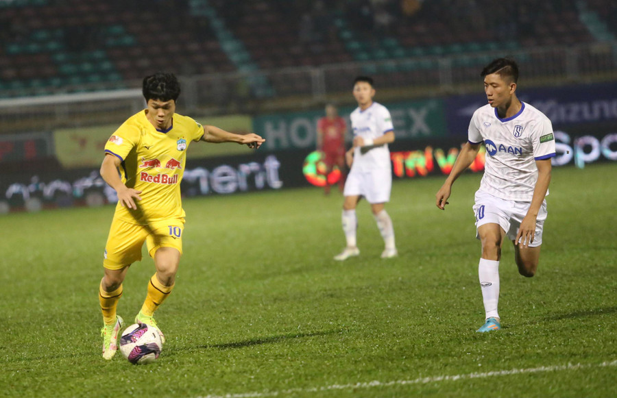 Công Phượng (trái) và đồng đội đã tiếp tục nếm trải thất bại ngay trên sân nhà. Ảnh: LêVăn Ngọc