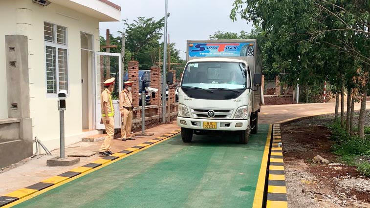 Đội Cảnh sát Giao thông đường bộ số 1 (Phòng Cảnh sát Giao thông Công an tỉnh) cân tải trọng phương tiện. Ảnh: Lê Anh