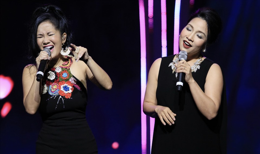 Hồng Nhung, Mỹ Linh hội ngộ tại liveshow mùa thu Hà Nội. Ảnh: H.A