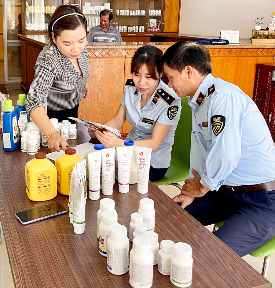 Cục Quản lý thị trường tỉnh tăng cường kiểm tra, giám sát hoạt động của các doanh nghiệp bán hàng đa cấp trên địa bàn. Ảnh: Vũ Thảo